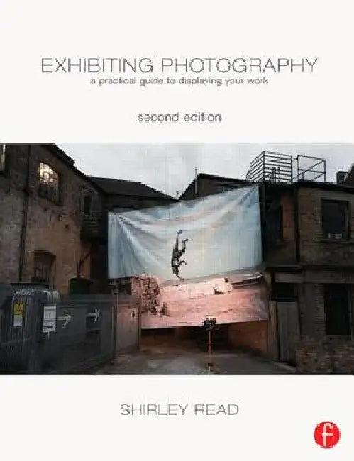 Exhibiting Photography (English, Shirley Read)