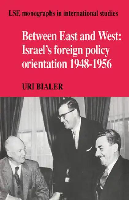 Between East and West (English, Uri Bialer | Bialer Uri | Margot Light)